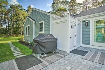 Casa Rural South Yarmouth Retreat W/ Grill: Walk To Beach!