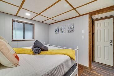 Сельский дом Hot Tub & Resort Amenities: Pocono Lake Retreat!