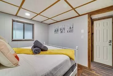 Mökkimajoitus Hot Tub & Resort Amenities: Pocono Lake Retreat!