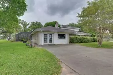 Mökkimajoitus Lake Access & Pool: Spacious Freeport Home!