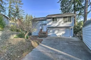 コテージ The Peacock House    Waterfront Home W/ Hot Tub!