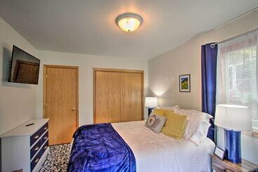 Dom wiejski The Peacock House Waterfront Home W/ Hot Tub!