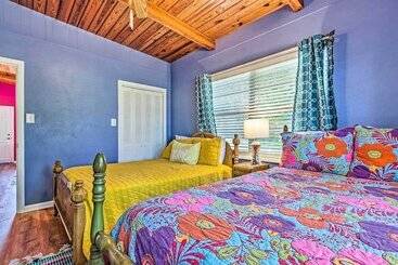 Dom wiejski Vibrant Pcb Bungalow W/ Patio Walk To The Beach!