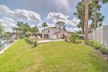コテージ Waterfront Crystal River Home W/ Boat Dock!