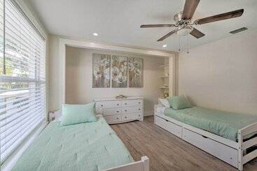 茅舍 Waterfront Crystal River Home W/ Boat Dock!