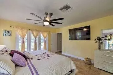 Mökkimajoitus Bayfront Florida Retreat W/ Boat Lift & Fire Pit!