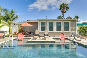 Hus på landet Bradenton Beach Home W/ Outdoor Bar & Heated Pool!