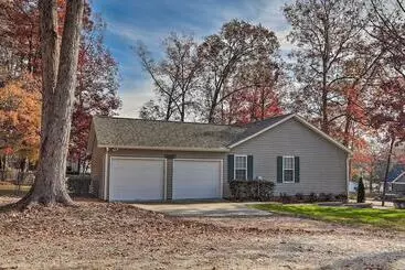 Mökkimajoitus Chapin Home Near Boat Launch & Lake Murray!