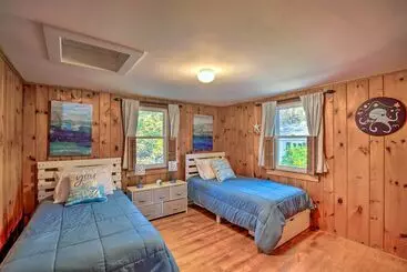 Cape Cod Cottage: Deck, Grill & Kayaks, Near Beach