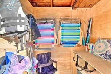 Cozy Coastal Cottage: 5 Mi To Narragansett Beach!