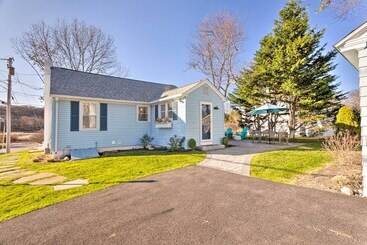 Cozy Coastal Cottage: 5 Mi To Narragansett Beach!