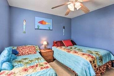 Сельский дом Pool Access & Walk To Beach: Galveston Home
