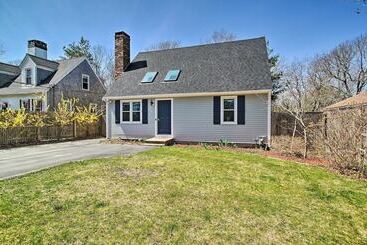 Casa Rural Cape Cod Family Home W/ Yard: Walk To Beach!