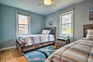 Сельский дом Cape Cod Family Home W/ Yard: Walk To Beach!