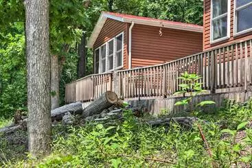 Mökkimajoitus Lakefront Rocky Mount Main House W/ 3 Cabins!