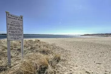 Mökkimajoitus Multi Level Marion House: Loft, Deck + Ocean Views