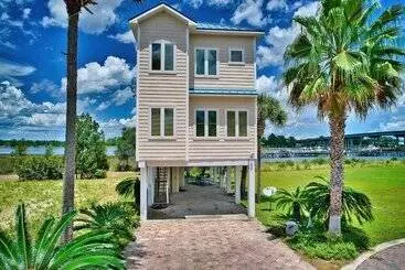 Mökkimajoitus Riverfront Carrabelle Home W/ Furnished Patio!