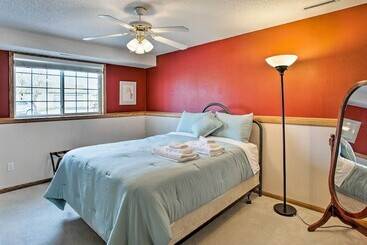 コテージ Suburban Gem W/yard+deck 5mi From Dtwn Rochester!