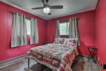 Tomahawk Cottage W/ Fire Pit & Lake Access!