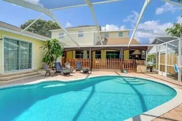 Landhus Alluring Largo Hideaway ~ 4 Miles To Beaches!