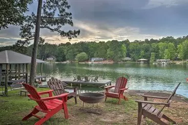Mökkimajoitus Arcade Cove    Lake Martin Home W/ Private Dock!