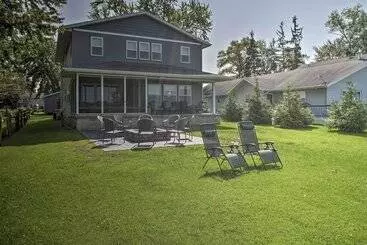 コテージ Bright Shawano Lake Oasis   Walk To Boat Launch!