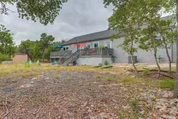 コテージ Canyon Lake Home W/ Spacious Deck & Backyard!