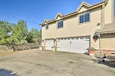 Mökkimajoitus Fallbrook Home W/ Garden, Gazebo, & Fire Pit!