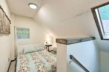 Mökkimajoitus Cozy Roan Mountain Cabin W/ Private Balcony!