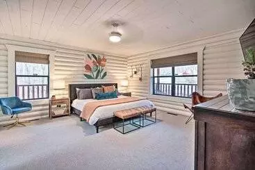 Mökkimajoitus Enchanting Forested Cabin W/ Fire Pit & Grill