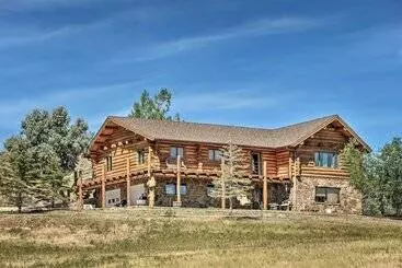 Mökkimajoitus Exquisite Log Home With Lander Valley Views!