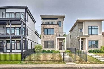 کلبه Modern Indianapolis Home W/ Skyline Views