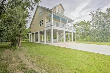 Mökkimajoitus Modern Waveland Home W/ Deck, Walk To Beach!