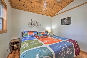 بيت ريفى North Carolina Retreat W/ Hot Tub, Deck & Fire Pit