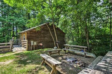 Dom wiejski North Carolina Retreat W/ Hot Tub, Deck & Fire Pit