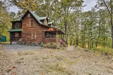 Mökkimajoitus Pet Friendly Bryson City Cabin W/ Fire Pit + Deck!