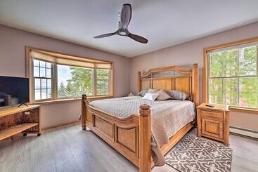 별장 Spacious Lakefront Home W/ Sunroom & Bar!