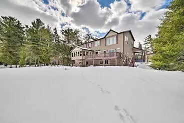 Mökkimajoitus Spacious Lakefront Home W/ Sunroom & Bar!