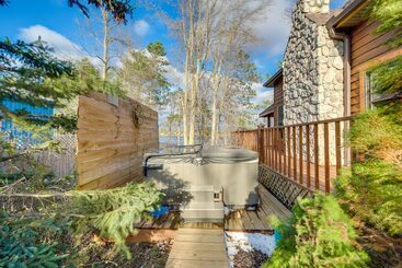 Vakantiehuisje Wisconsin Cabin W/ Private Hot Tub & Deck