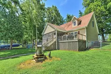 Mökkimajoitus Beautiful Lakefront Retreat W/ Dock & Grill!