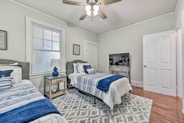 茅舍 Charming Charlotte Abode W/ Deck & Fire Pit!