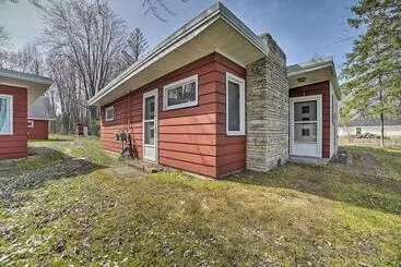コテージ Cozy Petoskey Area Retreat On Burt Lake Access!