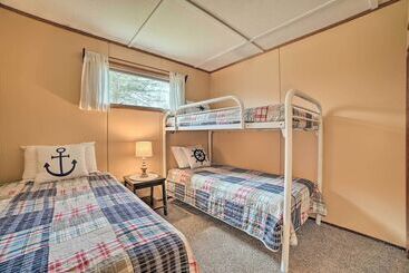کلبه Cozy Petoskey Area Retreat On Burt Lake Access!