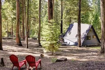 Mökkimajoitus Decks, Grills + Fire Pit: Camp Connell Hideaway!