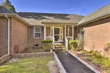 Mökkimajoitus Gloucester Retreat W/ Backyard Oasis & Pier!