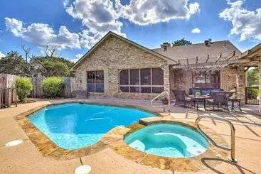 Landhus Lake Palo Pinto Retreat: Dock & Private Pool!