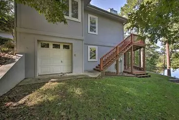 Mökkimajoitus Dock & Kayaks: Lakefront Hot Springs Home