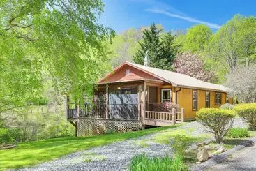 Mökkimajoitus Peaceful Mars Hill Home W/ Porch & Mountain Views