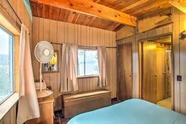 コテージ Remote Escape: Serene Lakeside Cabin W/ Beach