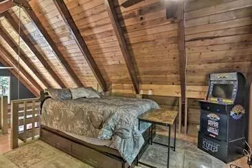 Mökkimajoitus Rustic Cougar Cabin W/ Wood Burning Fire Pit!